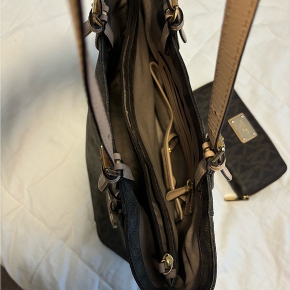 Michael Kors Signature Jet Set East West Top Zip Tote with matching wallet - Picture 7 of 10